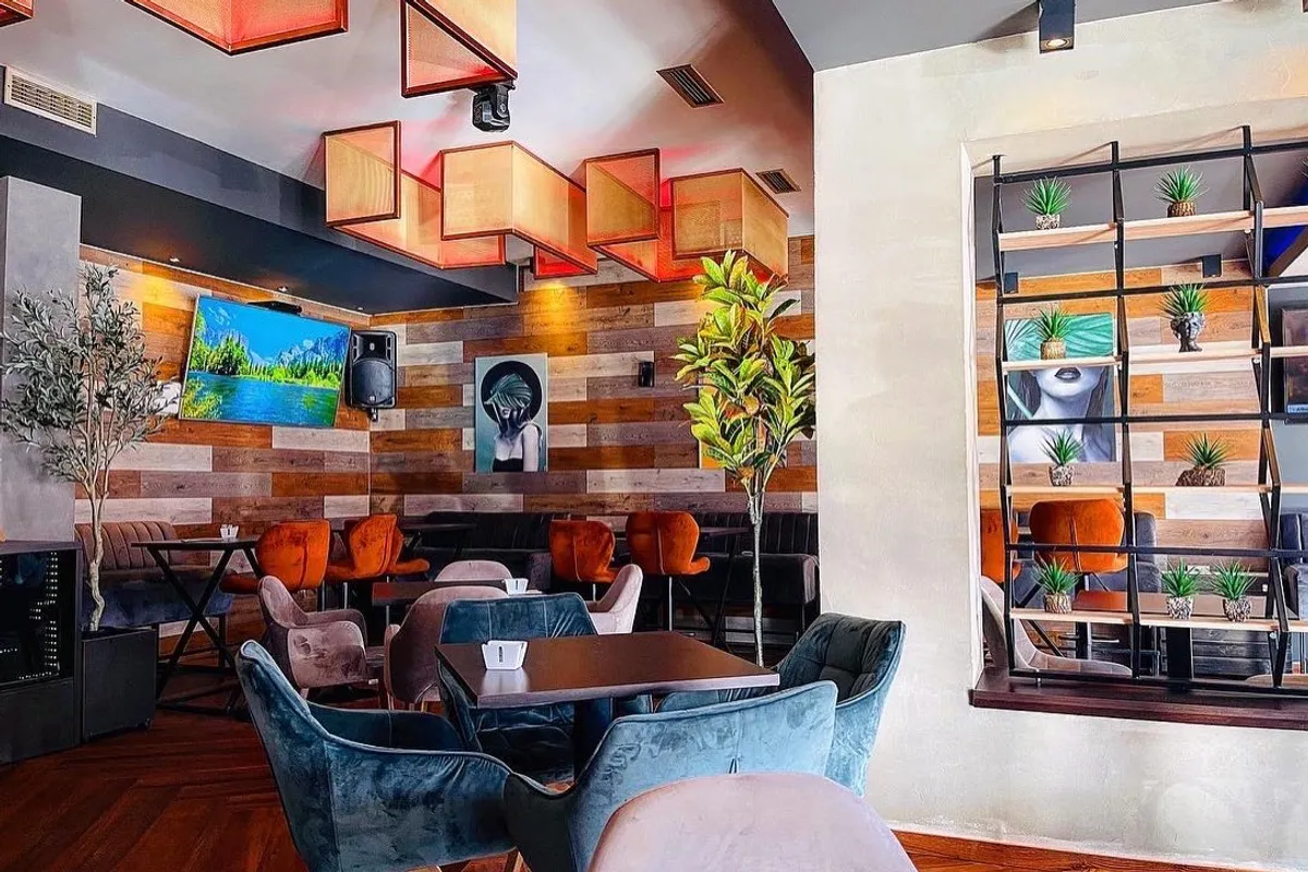 Holiday Cafe, Струга
